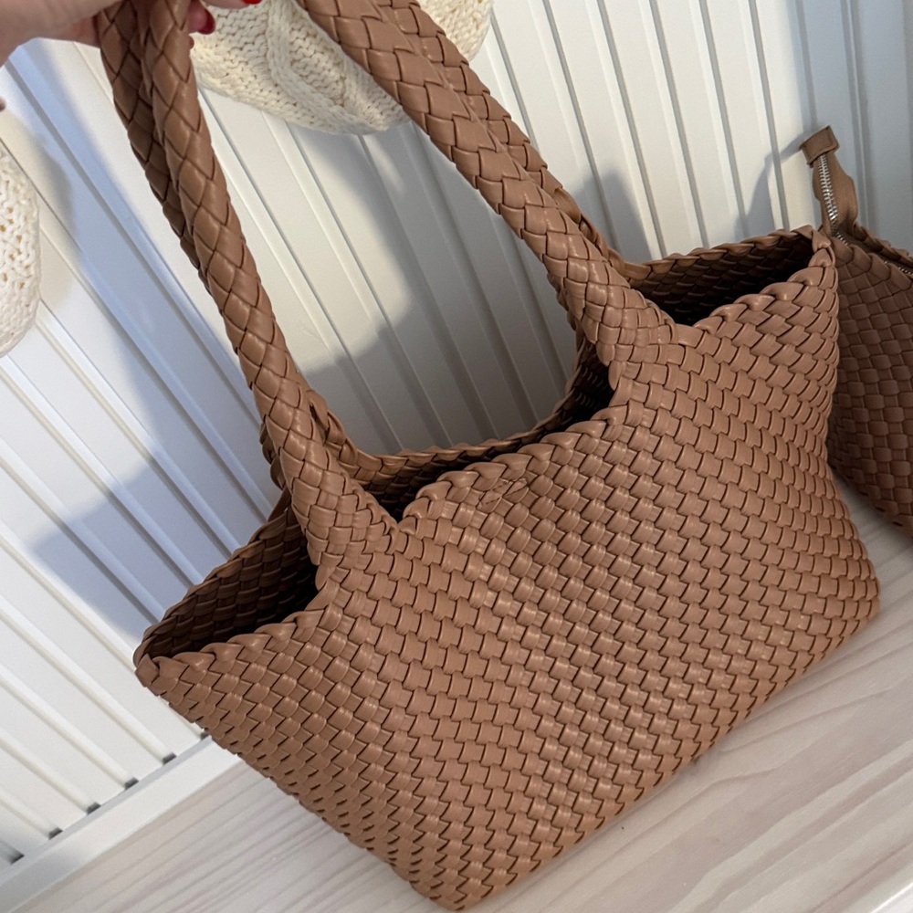Elegant Tan Woven Tote Bag - Picture 4 of 7
